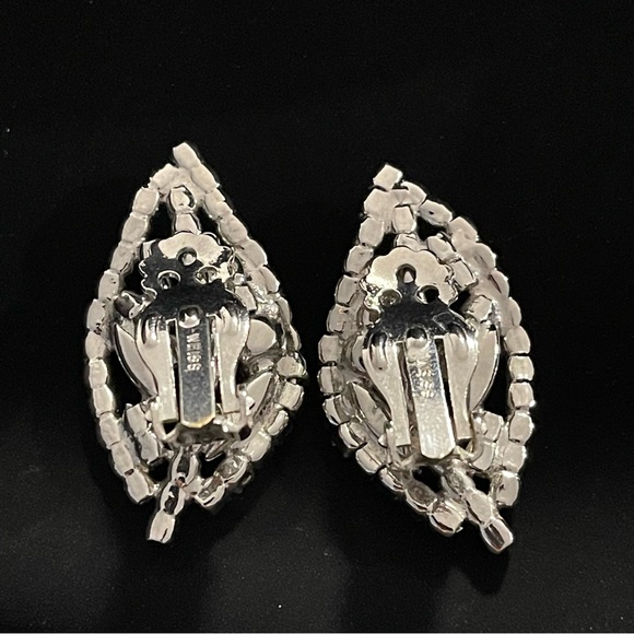 ✨ Sparkling Vintage Signed Weiss Leaf Shaped Rhinestone Clip On Earrings - Picture 3 of 4